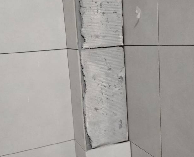 永城瓷砖空鼓维修公司分享下瓷砖施工前基层浇水润湿程度不足，可能导致以下问题