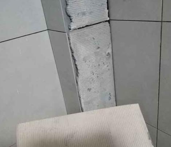 永城瓷砖空鼓维修公司分享下厨房瓷砖脱落的补救措施。